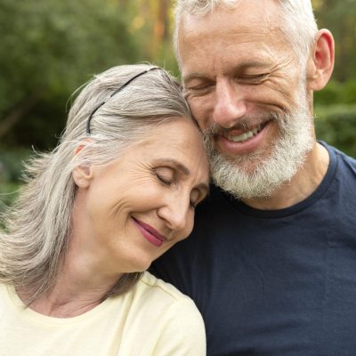 cerrar-sonriente-pareja-senior